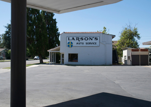 Larson&apos;s Auto Service, Kingsburg, California, 21 x 30 cm, 2010.