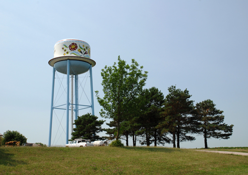 Coffee Cup Water Tower, Stanton, Iowa, 21 x 30 cm, 2007.